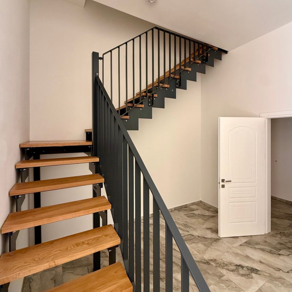 Treppe ins 2. OG